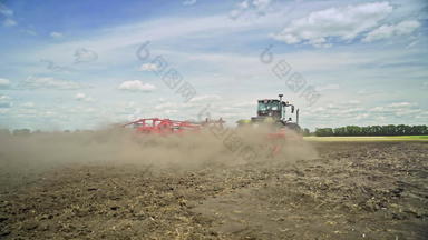 农业机械犁场耕种土地农业机械